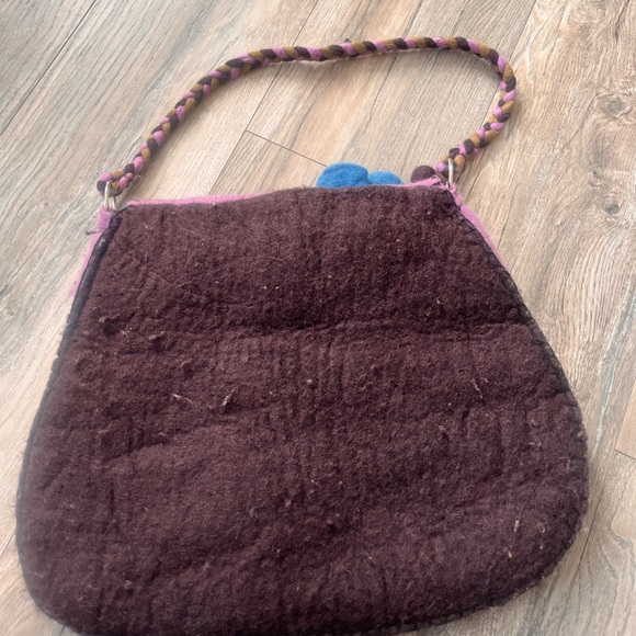 Wool hand woven bag with flowers details - Picture 2 of 3